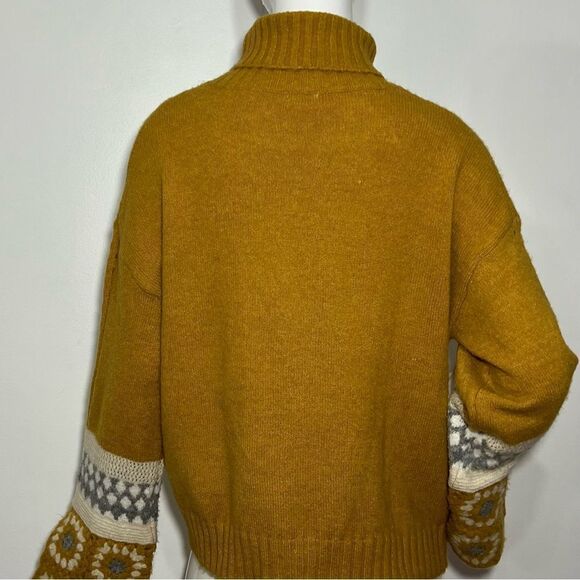 En Creme Gold Turtleneck Crochet Sleeves Sweater -- M/L - Picture 11 of 15